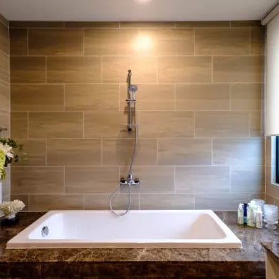 inbyggt badkar i modernt badrum det ska du tänka på när du kaklar in ett badkar