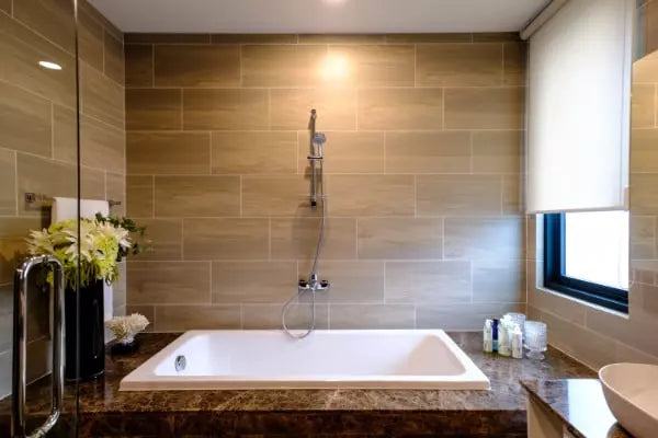 inbyggt badkar i modernt badrum det ska du tänka på när du kaklar in ett badkar